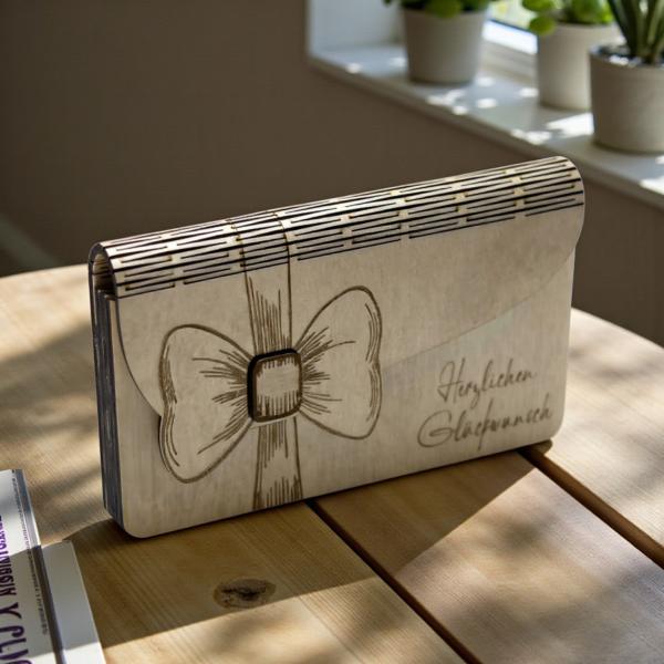 Holz‑Umschlag dekorativ arrangiert als Geldgeschenk für Geburtstag oder Hochzeit